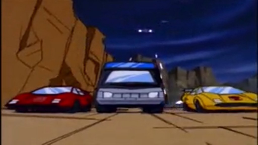 Sideswipe, Trailbreaker and Sunstreaker try to outrun the Decepticons