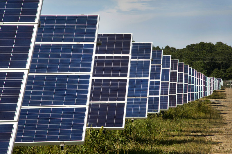 Solar panels at the Long Island Solar Farm (Brookhaven National Laboratory via Flickr/Creative Commons https://flic.kr/p/drsrm8)