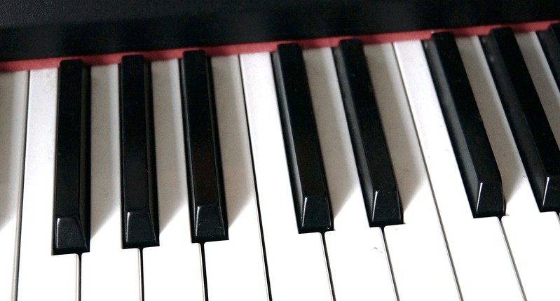 Close up of piano keys (Photo by Pedagogsajten Familjen Helsingborg via Flickr/Creative Commons https://flic.kr/p/oDd1JA)