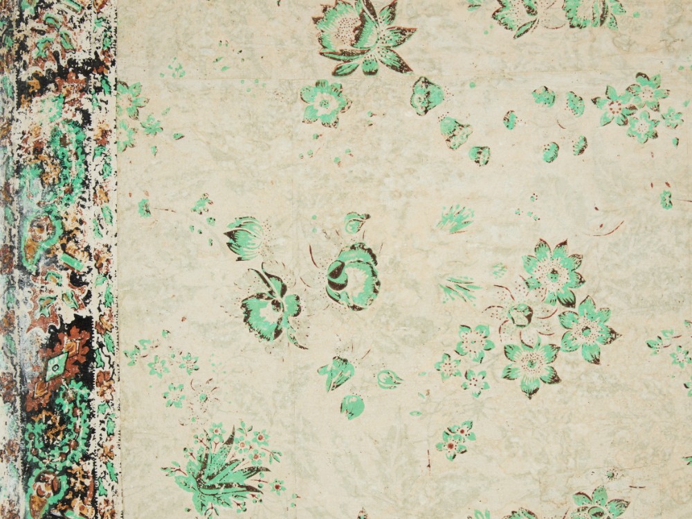 Vining floral design. Most of pattern has faded out, leaving bright green flowers. A border runs along the top edge. Green and rust-color flowers, with narrow band along both top and bottom edge of border. Border simulates applique or textile. Green color possibly contains arsenic. Gift of Dr. Rober Gerry, Roslyn Landmark Society, Cooper Hewitt, Smithsonian Design Museum, via Smithsonian OpenAccess https://www.si.edu/object/sidewall-and-border:chndm_1986-32-2
