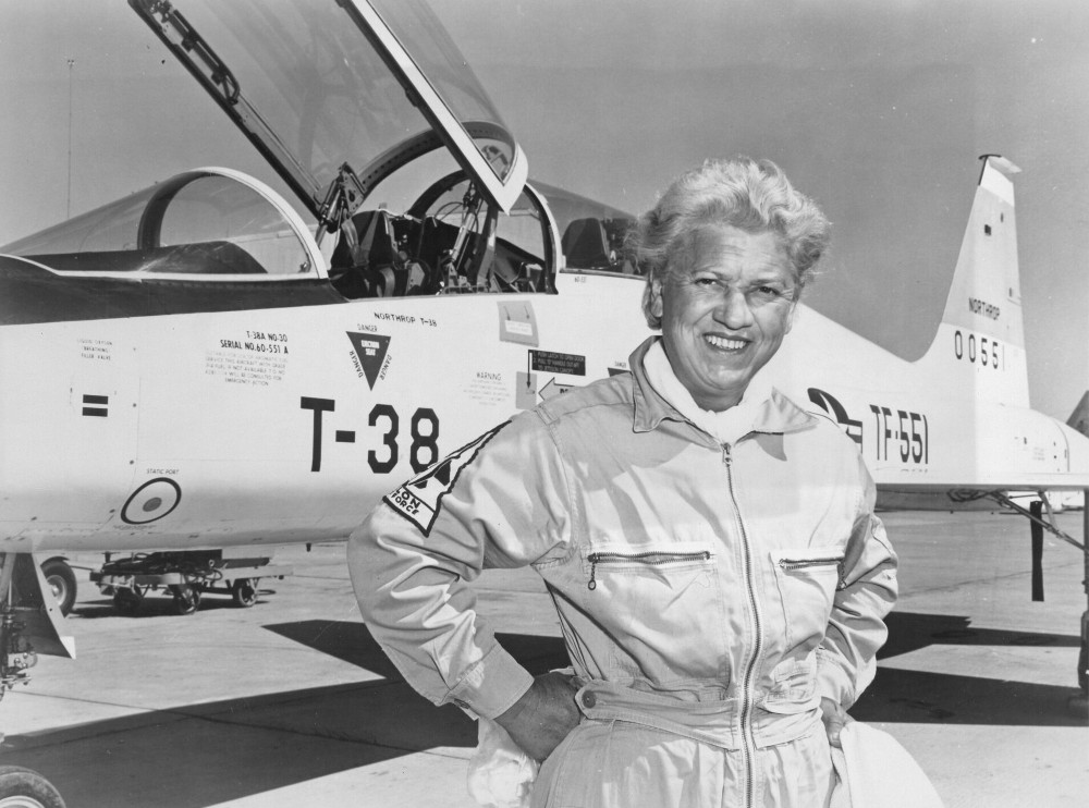 Jacqueline Cochran standing in front of a plane in 1962. (Photo: Smithsonian Institution via Flickr https://www.flickr.com/photos/smithsonian/3358895603)