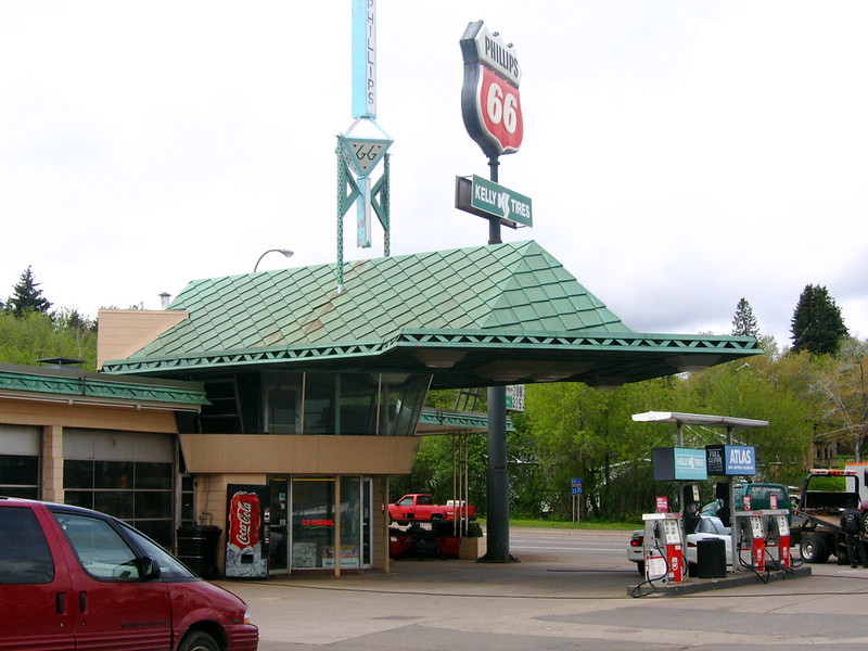 The Lindholm Service Station in Cloquet, Minnesota. (Photo by Jeremy Noble via Flickr/Creative Commons https://flic.kr/p/2qQVs)