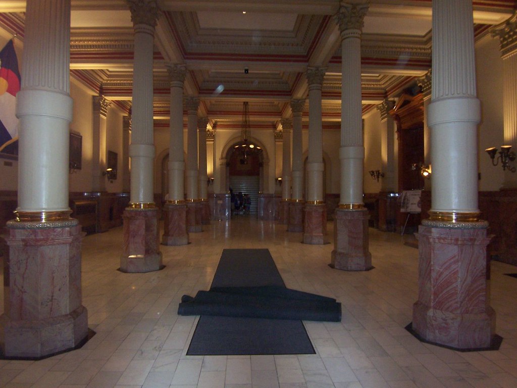 Pillars inside the Colorado State Capitol with Colorado Rose Onyx on the base. (Photo by Smoooochie via Flickr/Creative Commons https://flic.kr/p/TxJpp)
