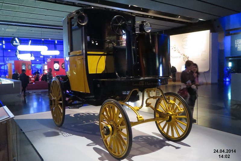 A yellow and black Bersey electric taxi. (Photo by David Short via Flickr/Creative Commons https://flic.kr/p/nkx5mM)