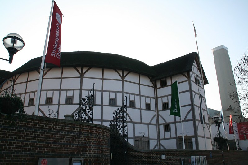 Photo of the exterior of Shakespeare's Globe Theater. (Photo by Fran Devinney via Flickr/Creative Commons https://flic.kr/p/4uLKU4)