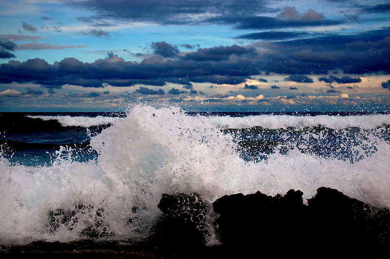 Large waves off the coast of Victoria, Australia. (Photo by Elizabeth Donoghue via Flickr/Creative Commons https://flic.kr/p/6vZy6D)