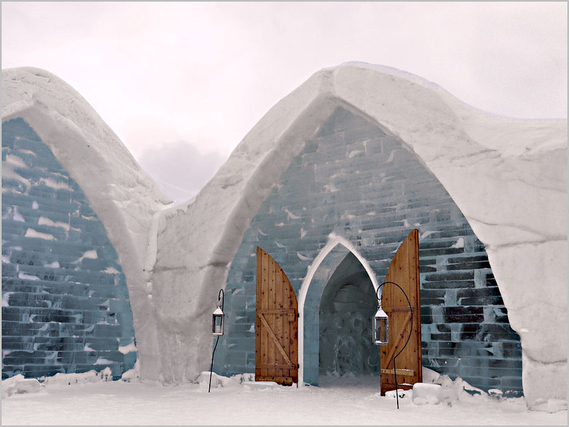 Photo of the exterior of the 2021 ice hotel in Quebec. (Photo by Louise Leclerc via Flickr/Creative Commons https://flic.kr/p/e13f7c)