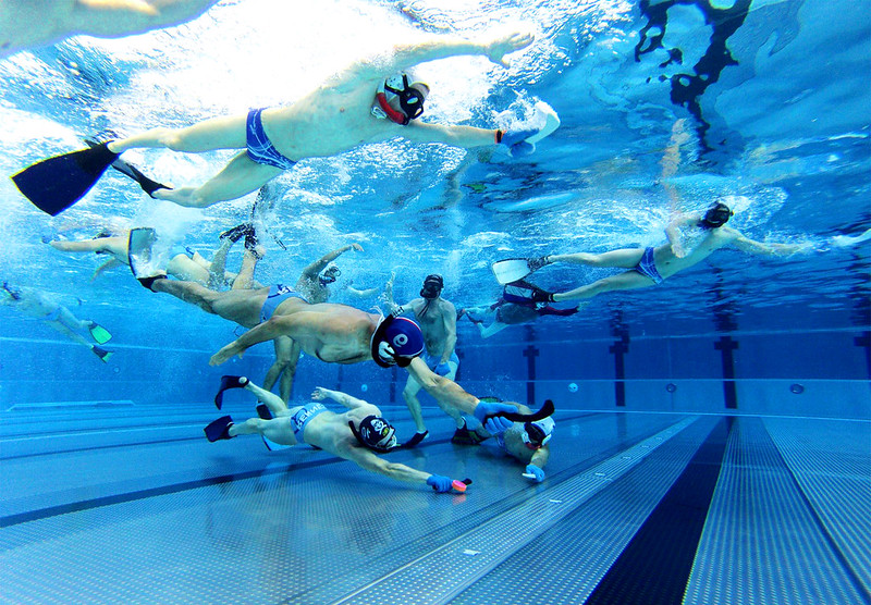 A game of underwater hockey in Rennes, France. Photo by Frédéric Gelot, Water Alternatives Photos via Flickr/Creative Commons https://flic.kr/p/2o3sQUD