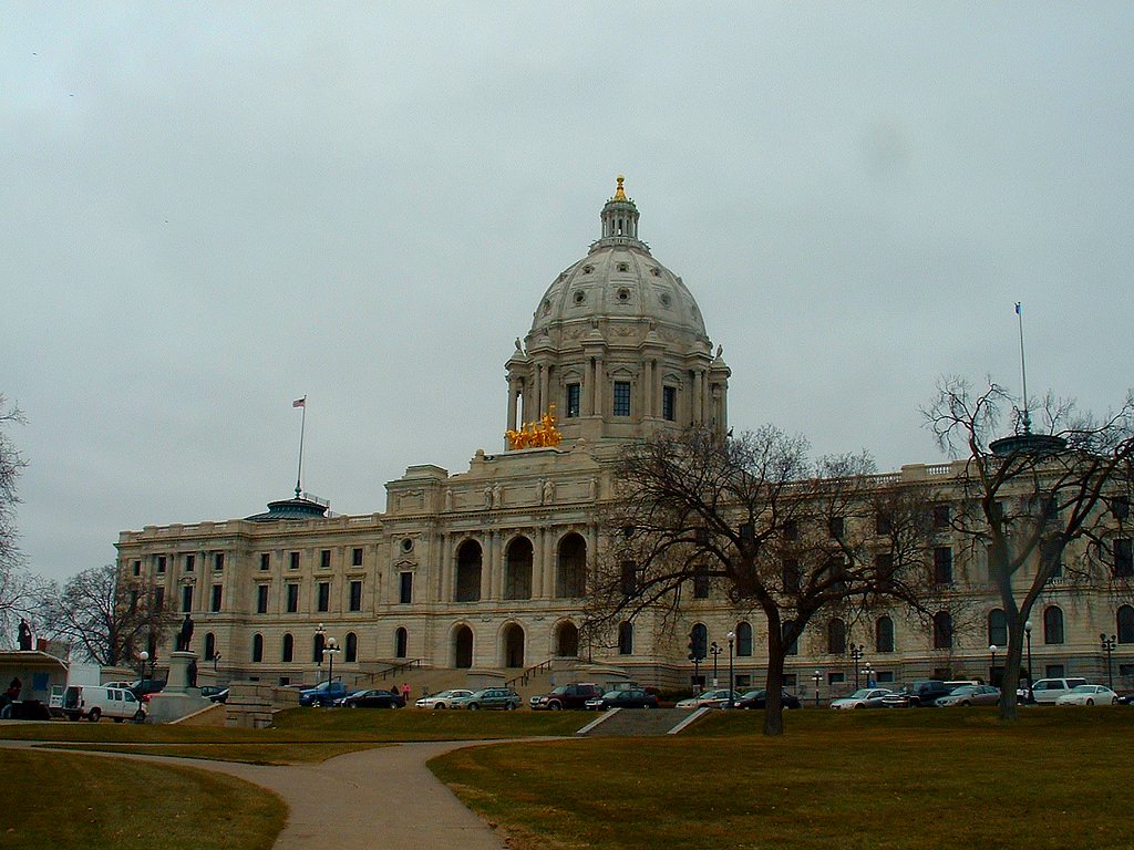Exterior of the Minnesota state capitol building, on a cloudy day.