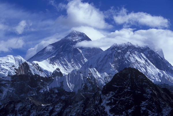 Mount Everest. (image by Extreme Medicine via Flickr/Creative Commons https://flic.kr/p/PhkUR)
